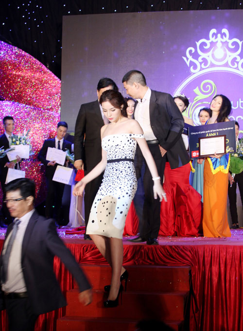 Là lần đầu tiên ngồi “ghế nóng”, Kỳ Duyên cho biết cô khá hồi hộp. Ngày 6/12 cũng là một dấu mốc đặc biệt vì đúng ngày này năm ngoái, người đẹp Nam Định đã đăng quang Hoa hậu Việt Nam 2014.