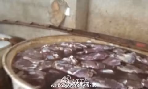 Thịt lợn được mua về từ nhiều nơi.