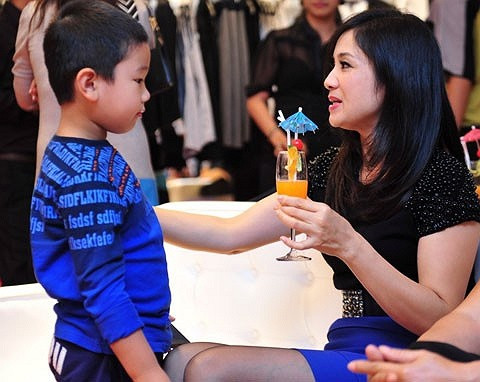 Trải qua một lần đổ vỡ hôn nhân, Thu Hà "cành vàng lá ngọc" hạnh phúc viên mãn bên người chồng hiện tại. Con trai Thu Hà có tên thân mật là Bill. Nữ diễn viên nổi tiếng chia sẻ, chị sinh con vào đúng thời điểm Bill Gates sang thăm Việt Nam nên đặt cho con biệt danh này.