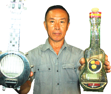 Ông Hòa và 2 bình rượu hình cây đàn ghita.