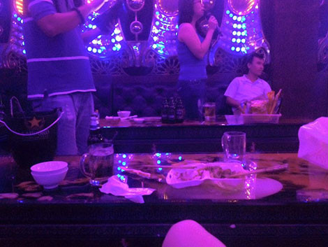 “Song ca” cùng tiếp viên.