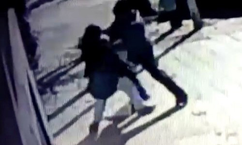 Ten cuop tao ton bat coc tre so sinh ngay tren tay nguoi me