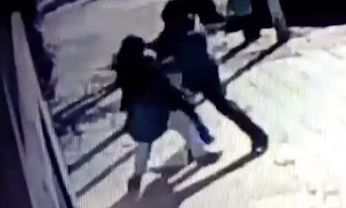 Ten cuop tao ton bat coc tre so sinh ngay tren tay nguoi me