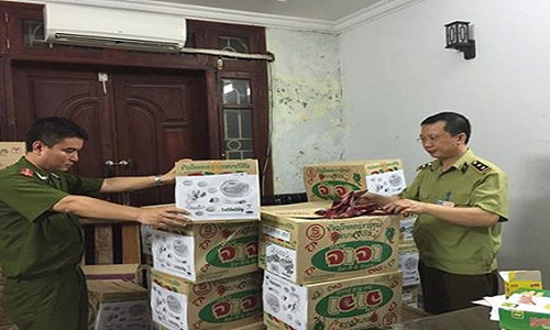 Lực lượng chức năng đã thu giữ khoảng 3000 thùng bánh kẹo đã hết hạn sử dụng được "phù phép" thành hàng xịn.