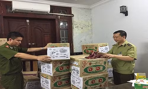 Lực lượng chức năng đã thu giữ khoảng 3000 thùng bánh kẹo đã hết hạn sử dụng được "phù phép" thành hàng xịn.