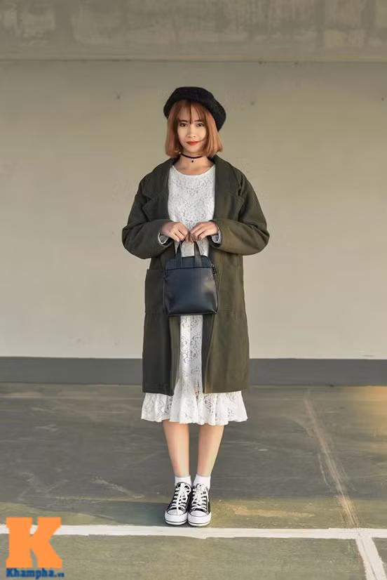 Một set đồ tổng hợp nhiều món phụ kiện đình đám nhất hiện nay với mũ beret, vòng choker của cô gái Hà Nội. Cách phối váy ren điệu đà với giày converse năng động gần đây được nhiều tín đồ thời trang áp dụng đạt hiệu quả cao về thị giác.