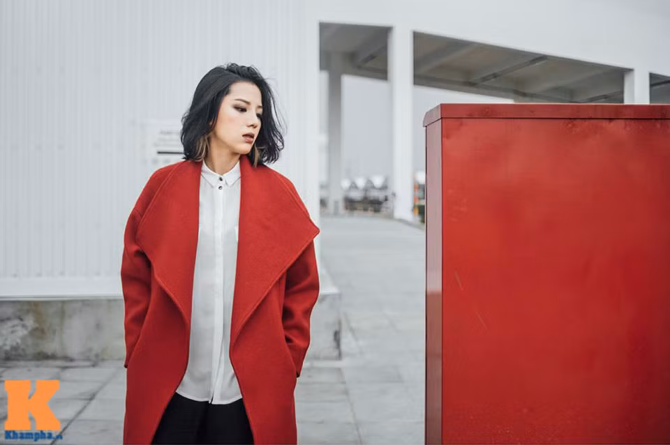 Màu đỏ giúp người đối diện thấy ấm áp và thoải mái trong những ngày trời lạnh.