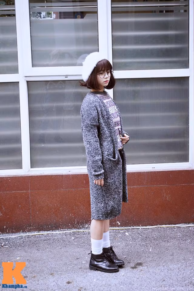 Cẩm Hà lựa chọn phong cách vintage với những item cổ điển như mũ beret, giày oxford đen. Cách đi tất cổ cao được nhiều tín đồ vintage ưa chuộng.