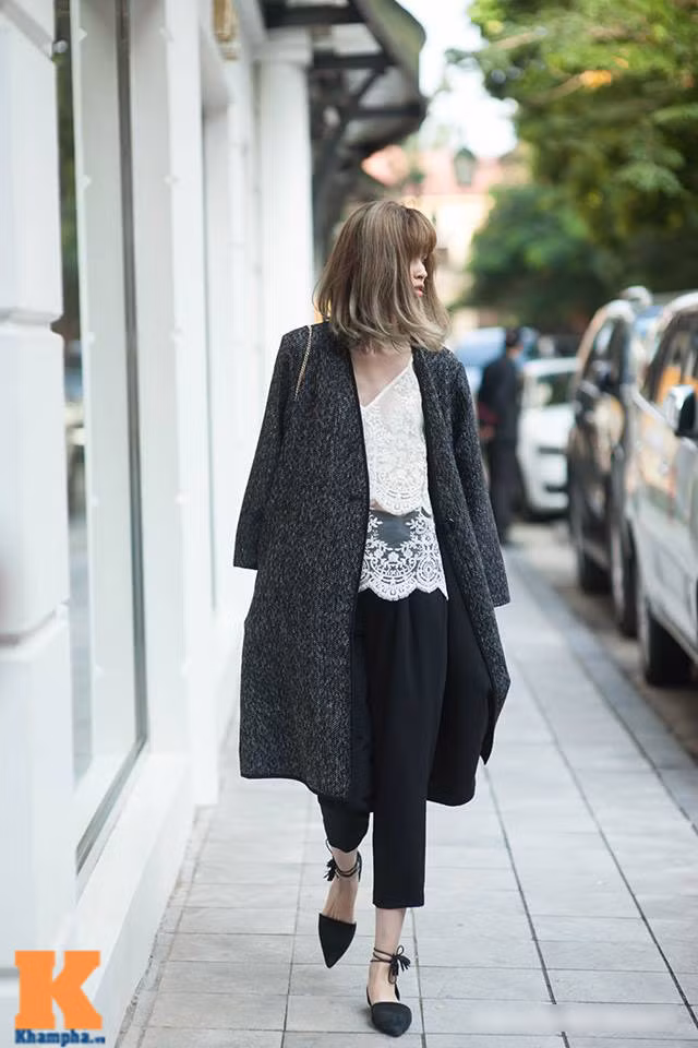 Kiểu phối đồ lạ mắt khiến cô nàng nổi bật và thu hút. Áo ren 2 dây kết hợp với quần ống lửng ấn tượng hơn nhờ giày buộc dây.