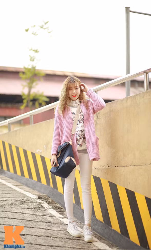 Loan Lona yêu thích phong cách năng động nhưng cũng không kém phần nữ tính với áo len màu hồng phấn nhẹ nhàng.