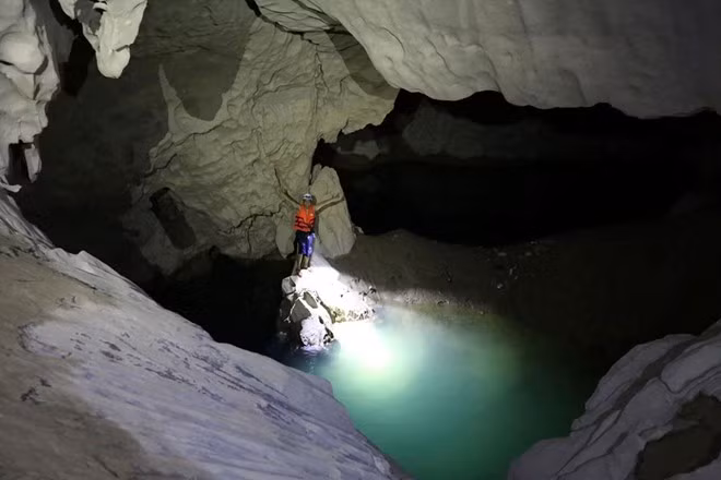 Chuyến thám hiểm "địa ngục" của nhóm Ngũ Hổ kết thúc an toàn. Các thành viên cùng uống champagne ăn mừng và lót dạ gọn nhẹ bằng nồi mì tôm sau hơn 18 tiếng di chuyển liên tục.