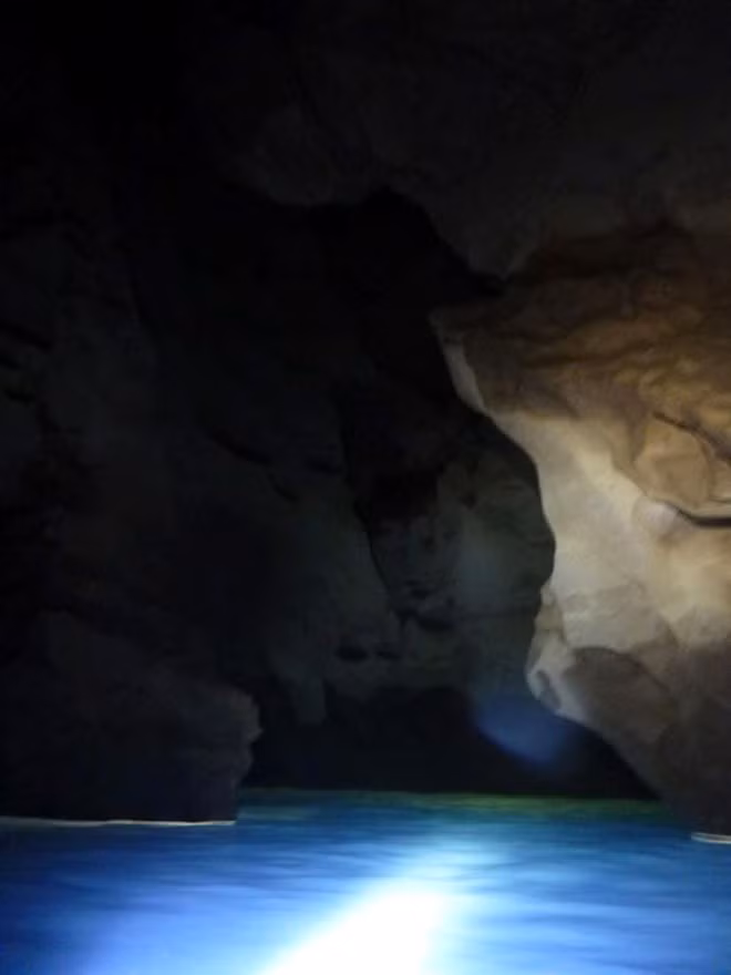 Bơi trong hồ nước lạnh một thời gian khiến Long thấm mệt, nhưng anh phát hiện đây đã là điểm cuối của hang Địa Ngục.