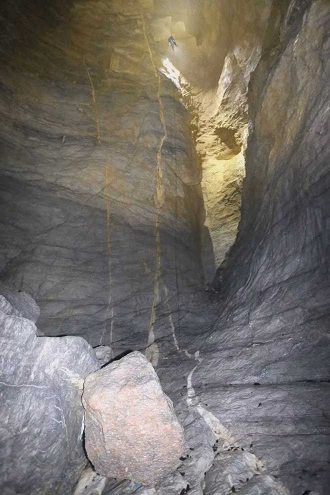 Long và đồng đội luôn chú ý móc neo dự phòng, bọc ống nước bên ngoài dây neo, bảo vệ dây không cà vào đá. Đồ thám hiểm và dây thừng chuyên dụng chịu lực 2 tấn luôn được đeo quanh người nhóm Ngũ Hổ mọi lúc, mọi nơi.