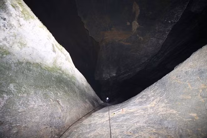 Ôm nuối tiếc chinh phục bất thành 3 tháng trước, Long đăng thông tin tuyển thêm 4 phượt thủ, thành lập nhóm Ngũ Hổ. Với địa hình vách động hiểm trở, mỗi thành viên đều phải có kinh nghiệm đi hàng và thể lực bền bỉ. Chỉ cần trượt dây leo, miệng hang sẽ nuốt chửng con người bất cứ lúc nào.