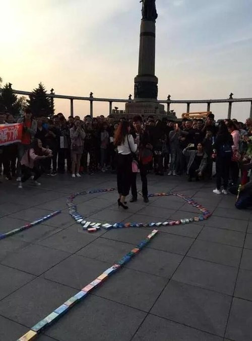 Chang trai cau hon ban gai bang 999 hop bao cao su