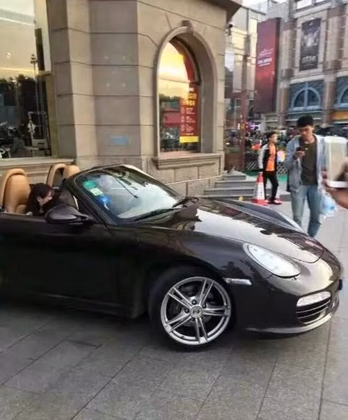 Chang trai cau hon ban gai bang 999 hop bao cao su-Hinh-3