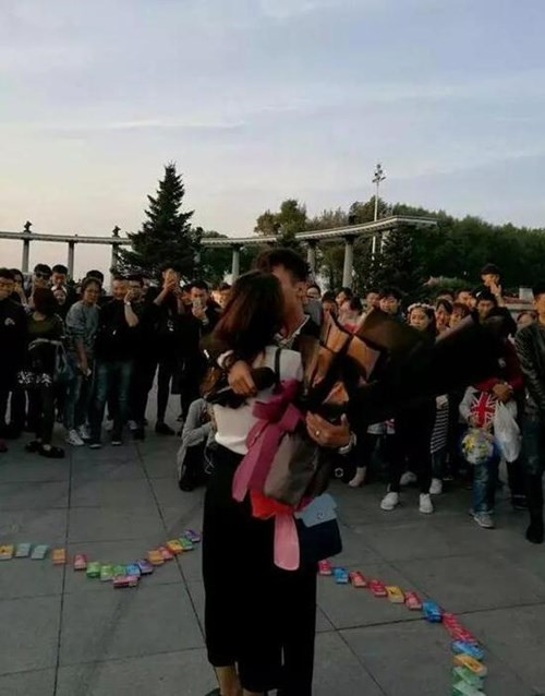 Chang trai cau hon ban gai bang 999 hop bao cao su-Hinh-2