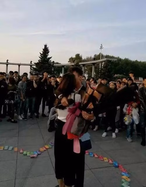 Chang trai cau hon ban gai bang 999 hop bao cao su-Hinh-2