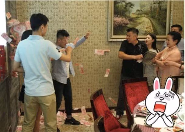 Bi hai thach cuoi, bo vo nem tien vao mat con re