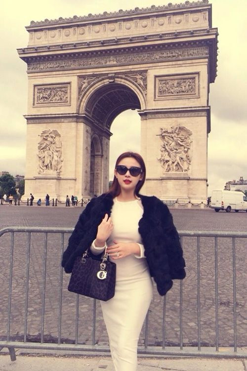 Là một trong những hot girl đời đầu đất Hà Thành, Huyền baby được nhiều người để ý. Khi sự nghiệp đang thăng tiến thì cô nàng bất ngờ lui vào hậu trường và làm đám cưới với thiếu gia Sài Gòn.