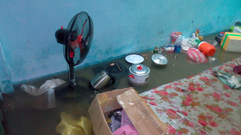 Cơn mưa lịch sử chiều 26/9 tại TPHCM đã khiến nhiều người dở khóc, dở cười.