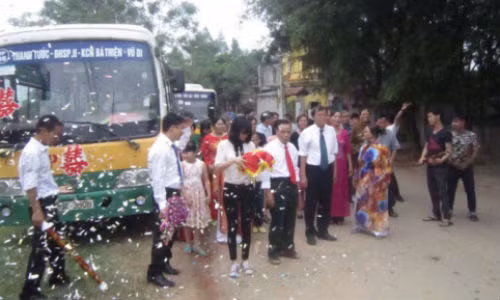 Man ruoc dau bang xe buyt cuc doc o Vinh Phuc gay xon xao