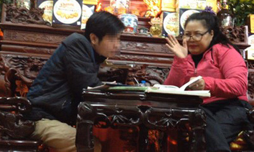 Cô Vân xem bói cho phóng viên Tiền Phong. Ảnh cắt từ clip