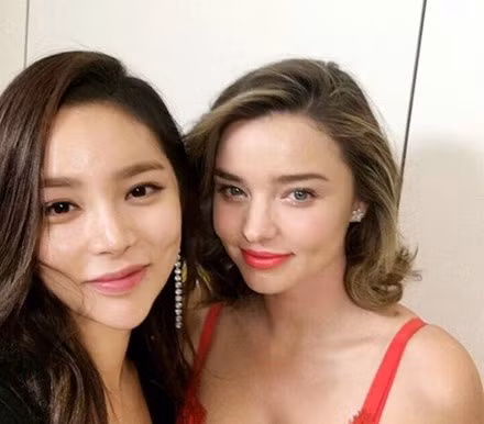 Mỹ nhân xứ Hàn Park Si Yeon selfie cùng Miranda Kerr. Cư dân mạng không ngớt lời khen cả hai đều xinh đẹp.