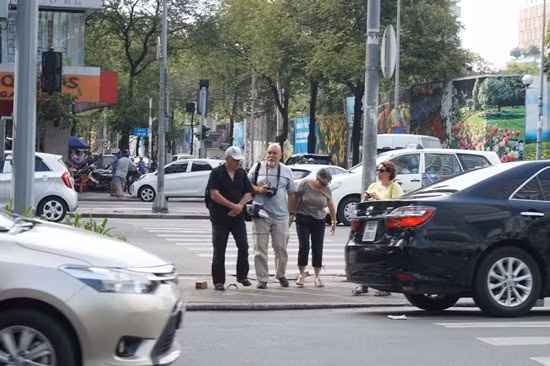 Những móc sắt này nằm ngay lối băng ngang dành cho người đi bộ (khu vực dải phân cách ngăn giữa làn đường ô tô và xe máy, đoạn giao giữa đường Lê Lợi - Nam Kỳ Khởi Nghĩa).