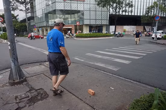 Do thấy nhiều người bị ngã, người dân địa phương phải lấy gạch chắn ngang móc sắt, giúp người đi bộ nhận biết nguy hiểm.