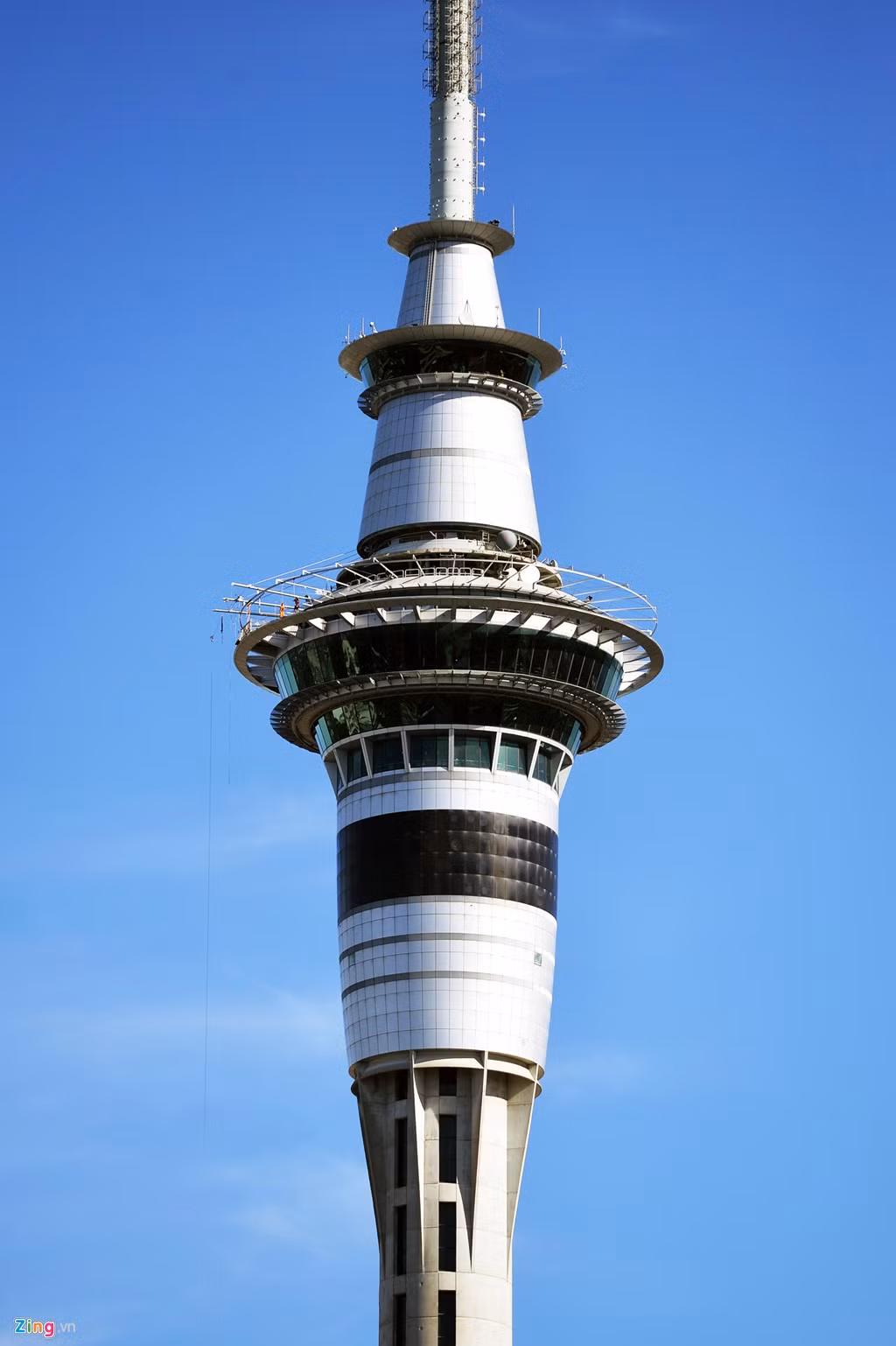 Toạ lạc ngay trung tâm thành phố là Sky Tower cao 328 m. Tại đây có nhiều hoạt động vui chơi giải trí gồm các hệ thống khách sạn, nhà hàng, sòng bạc, đặc biệt là trò chơi mạo hiểm nhảy bungy từ độ cao trên 300 m.