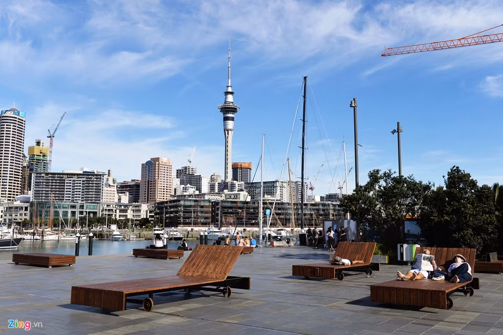 Được xếp hạng là thành phố đáng sống thứ 3 trên thế giới, Auckland nhiều năm qua nổi lên là một trung tâm đa văn hoá, hội tụ tinh hoa ẩm thực, âm nhạc, nghệ thuật và lối sống quốc tế.