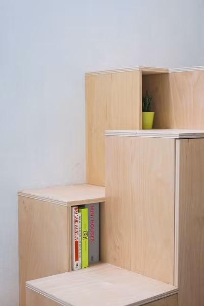 Bậc thang được tận dụng làm hộc tủ để cất sách hoặc đồ dùng.
