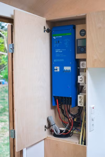 Mái nhà có lắp thêm 3 tấm pin năng lượng mặt trời lớn, tạo ra điện để sử dụng trong nhà.