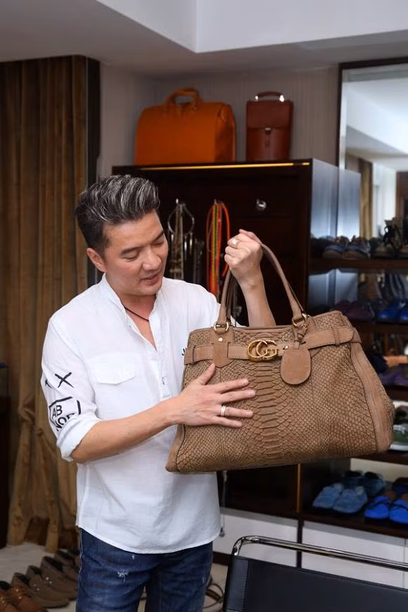 Trước lần rao bán túi, giỏ này, Đàm Vĩnh Hưng khiến fan "choáng váng" trước bộ sưu tập túi xách hàng hiệu chất thành núi của mình.