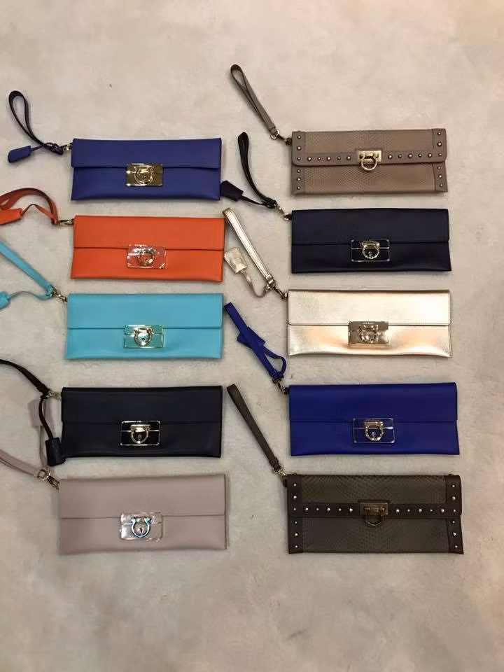 Lời chia sẻ của giọng ca "Biển tình" thu hút sự chú ý của cộng đồng mạng sau đó, đa số các ý kiến đều tỏ ra bất ngờ trước quyết định của Mr. Đàm. Và nhiều người hâm mộ không ngần ngại đặt hàng ngay thần tượng một số món hàng. "Để dành cho e 2 ví nam, 1 ví gấp và 1 ví có dây kéo nhé. Trân trọng cảm ơn Đại ka nhìu" - Facebooker Nguyễn Tuyết Mai nhắn gửi.