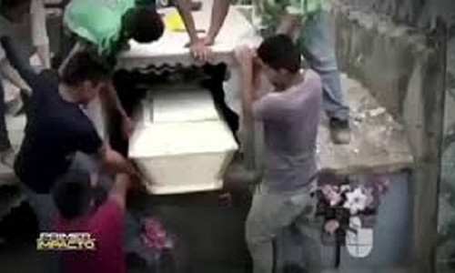 Pha tung ngoi mo vua moi xay de cuu co gai trong quan tai