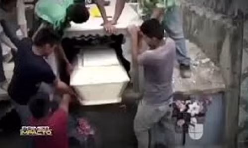 Pha tung ngoi mo vua moi xay de cuu co gai trong quan tai