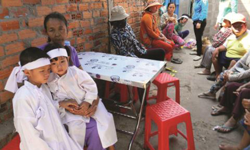 Hai đứa trẻ con chị Khê vẫn còn ngơ ngác trước cái chết của mẹ.