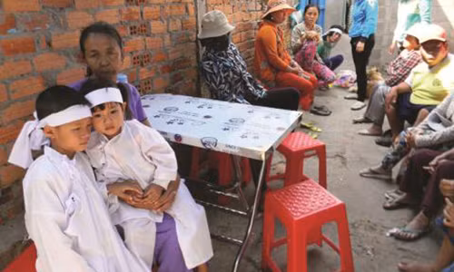 Hai đứa trẻ con chị Khê vẫn còn ngơ ngác trước cái chết của mẹ.
