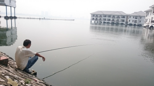 Đã có những người hiểu tôm cá Hồ Tây đến tận nết ăn, nết di chuyển và được phong là "rái cá".