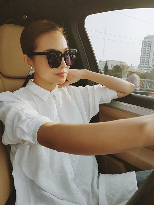 Trung thành với phong cách nam tính, Thanh Hằng diện sơ mi trắng thanh lịch, "chuẩn soái ca" cùng chú thích hài hước: "Tuy anh rất đào hoa nhưng anh lại là người chung tình".