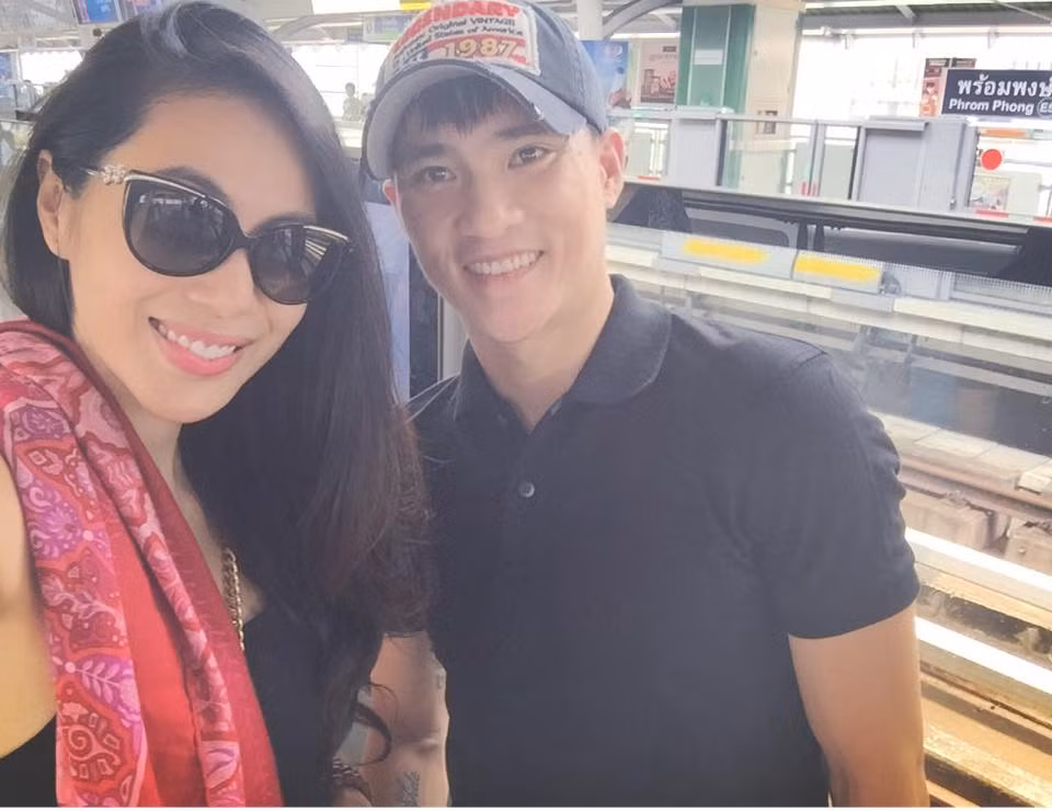 Thủy Tiên "Đang chờ sky train nên năn nỉ lắm ảnh mới chịu chụp với mình 1 tấm vì đông người ảnh mắc cở haha.. Đi làm với người yêu nên mặt cô gái tươi không phải tưới haha, chúc cả nhà buổi chiều mát nha".