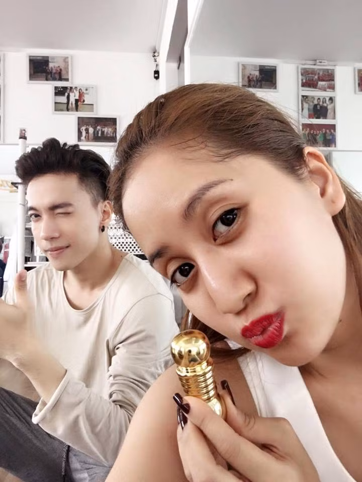 Khánh Thi bất ngờ được trai đẹp tặng quà "Sinh nhật này được học trò trong BNHV tặng một cây son rất đáng yêu. Yêu vì nó biết bà chị thích son, mà rất tâm lý nha".