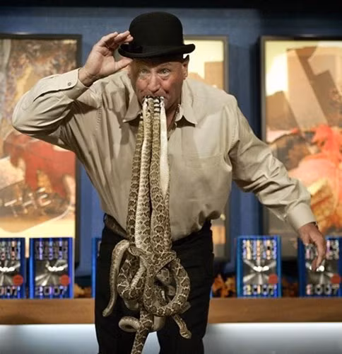 Ông Jackie Bibby lập kỷ lục Guinness khi ngậm 11 con rắn đuôi chuông vào trong miệng mà không hề lo lắng.