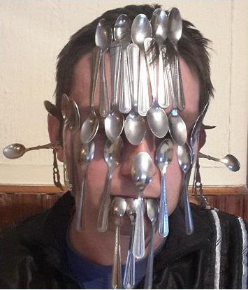 Năm 2013, Dalibor Jablanovic lập kỷ lục úp được 31 chiếc thìa lên mặt nhất mà không để rơi.