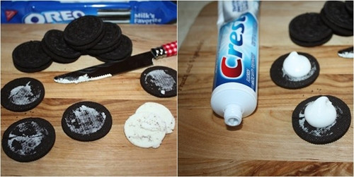 Chiếc bánh Oreo đặc biệt cho ngày Cá tháng Tư Còn nếu bạn thật sự muốn "gây thù chuốc oán" thì hãy thay lớp kem bên trong bánh Oreo bằng kem đánh răng và sau đó là mời "kẻ thủ" thưởng thức trong ngày Nói dối 1/4.