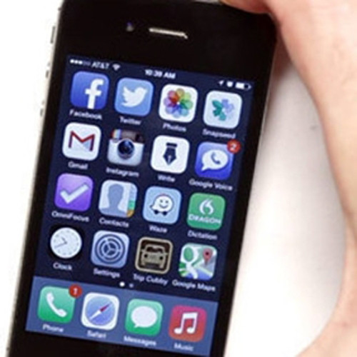 Trò đùa tai hại với điện thoại của người bạn thân Bạn có thể mượn điện thoại của "nạn nhân", chụp lại màn hình ứng dụng ở Home Screen của họ, sau đó cài đặt nó làm hình nền. Tiếp theo là kéo hết các ứng dụng ở màn hình Home Screen sang phải để trở thành một màn hình trống trơn. Nạn nhân sẽ tưởng điện thoại của mình bị hỏng cảm ứng. Đây là trò đùa khá vui nhộn trong ngày nói dối.