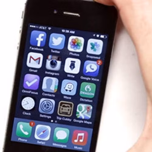 Trò đùa tai hại với điện thoại của người bạn thân Bạn có thể mượn điện thoại của "nạn nhân", chụp lại màn hình ứng dụng ở Home Screen của họ, sau đó cài đặt nó làm hình nền. Tiếp theo là kéo hết các ứng dụng ở màn hình Home Screen sang phải để trở thành một màn hình trống trơn. Nạn nhân sẽ tưởng điện thoại của mình bị hỏng cảm ứng. Đây là trò đùa khá vui nhộn trong ngày nói dối.