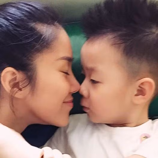 Diễn viên Lê Phương "Lại gần hôn con".